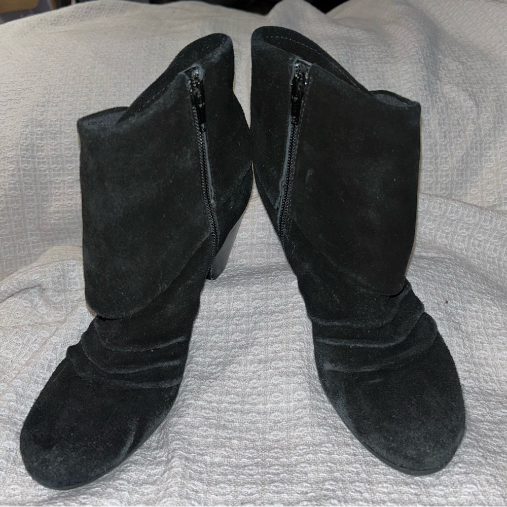 EUC kelly&kate brown suede ankle bootie. Size 7.5
